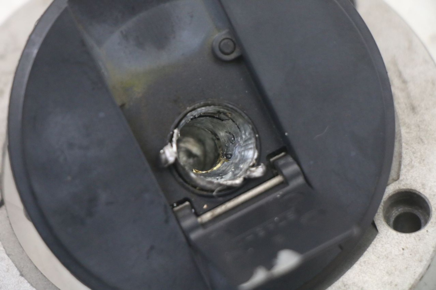 photo de BOUCHON RESERVOIR ESSENCE SUZUKI GSX F GSXF 650 (2007 - 2015) - Zoom état d’usage