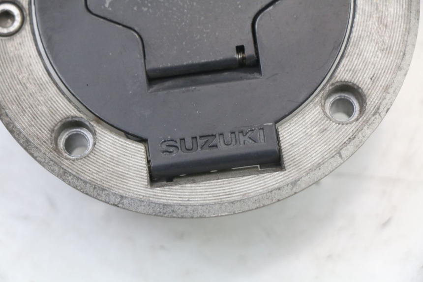 photo de BOUCHON RESERVOIR ESSENCE SUZUKI SV S 650 (1999 - 2002) - Détail de la pièce