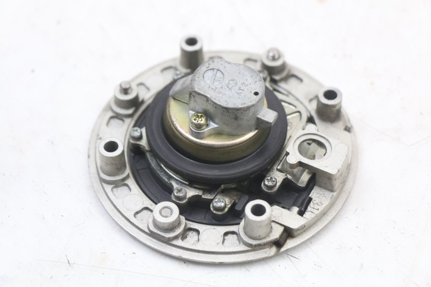 photo de BOUCHON RESERVOIR ESSENCE SUZUKI SV S 650 (1999 - 2002) - Points de fixation