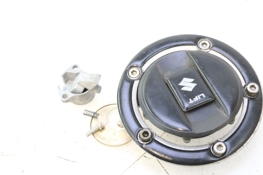 photo de BOUCHON RESERVOIR ESSENCE SUZUKI SV S 650 (2003 - 2009) - Points de fixation