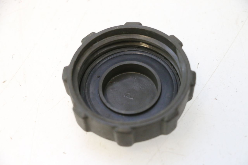 photo de BOUCHON RESERVOIR ESSENCE PIAGGIO TYPHOON 50 (2000 - 2009) - Détail de la pièce