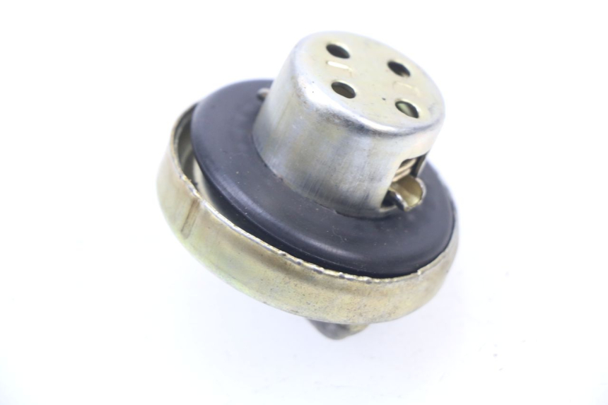 photo de BOUCHON RESERVOIR ESSENCE RAZZO VENICE 50 (2009 - 2014) - Zoom état d’usage