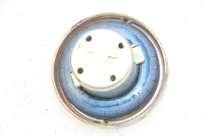 photo de BOUCHON RESERVOIR ESSENCE KYMCO VITALITY 2T 50 (2004 - 2010) - Détail de la pièce