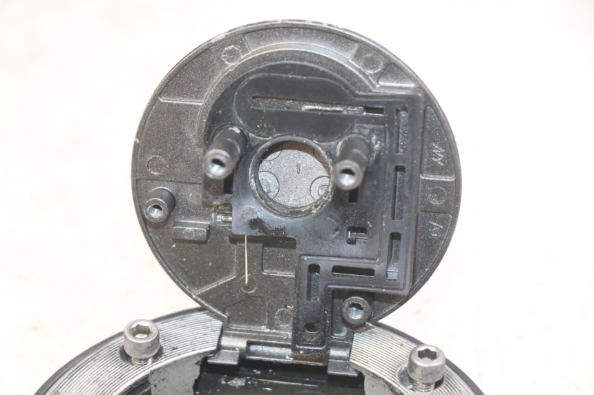 photo de BOUCHON RESERVOIR ESSENCE SYM WOLF SB 125 (2011 - 2018) - Autre angle de vue