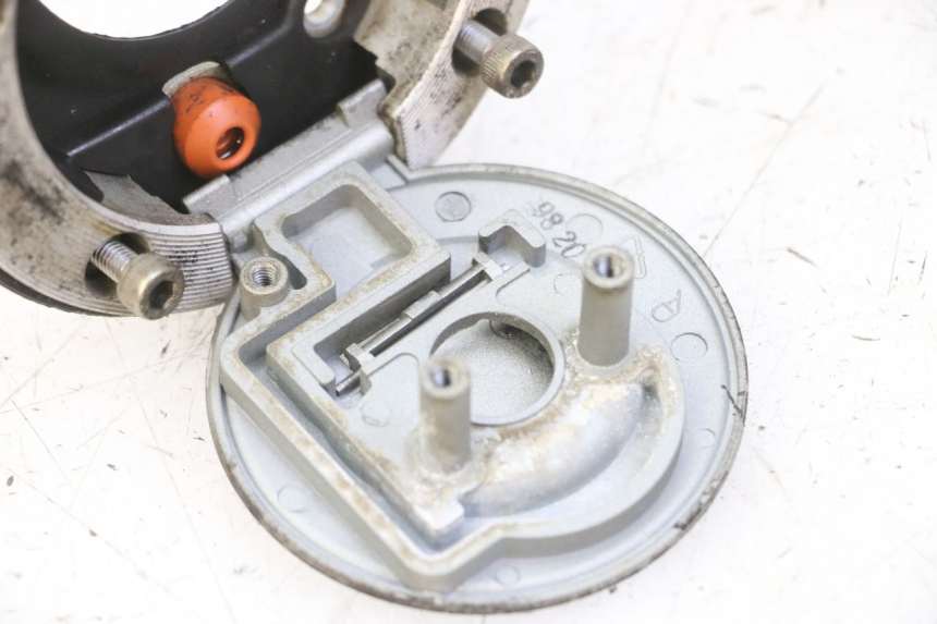 photo de BOUCHON RESERVOIR ESSENCE YAMAHA XJ6 ABS 600 (2008 - 2016) - Détail de la pièce