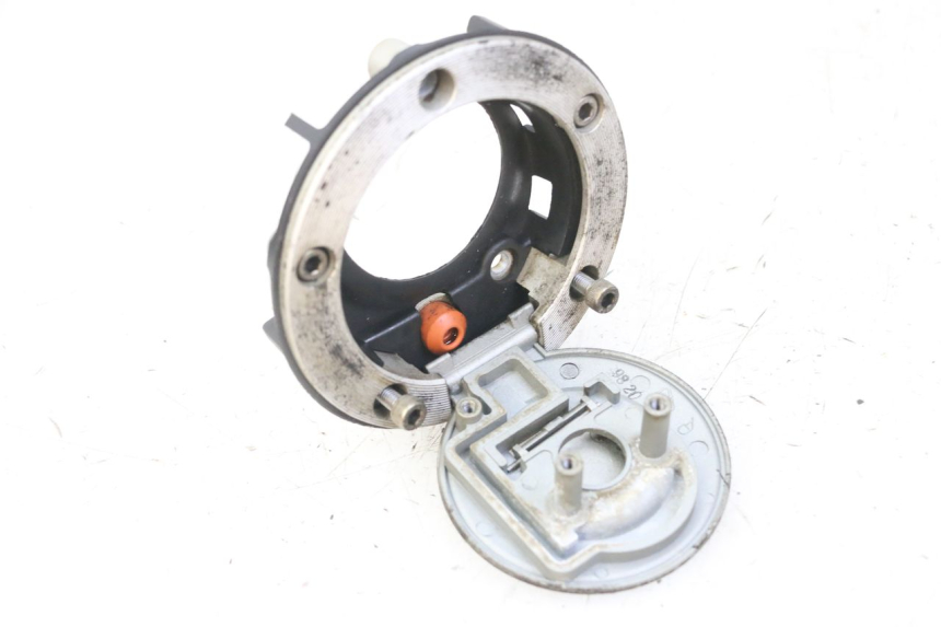 photo de BOUCHON RESERVOIR ESSENCE YAMAHA XJ6 ABS 600 (2008 - 2016) - Autre angle de vue