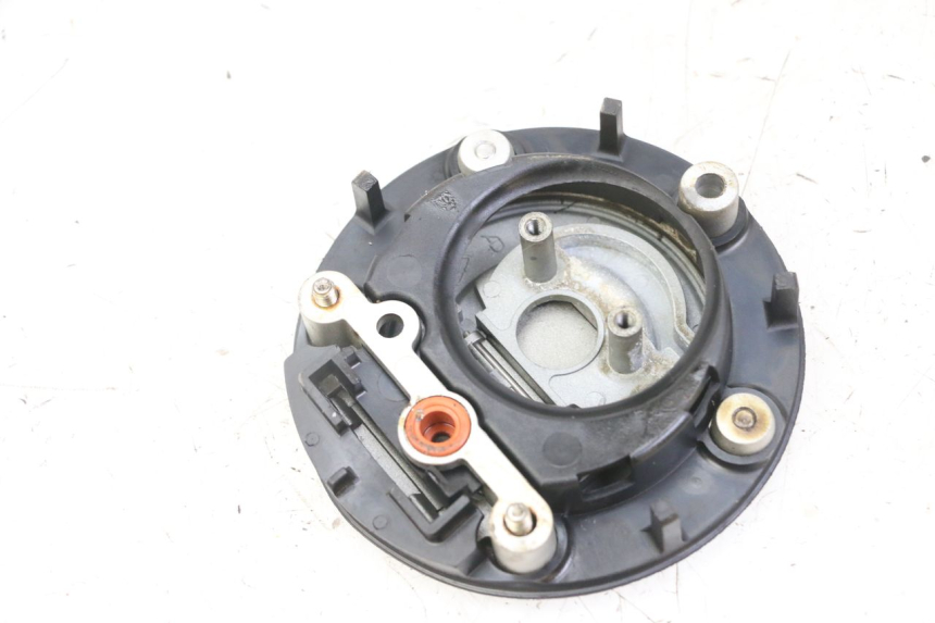 photo de BOUCHON RESERVOIR ESSENCE YAMAHA XJ6 ABS 600 (2008 - 2016) - Gros plan technique