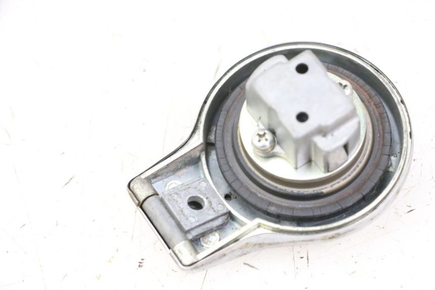 photo de BOUCHON RESERVOIR ESSENCE YAMAHA SR 125 (1982 - 2003) - Autre angle de vue