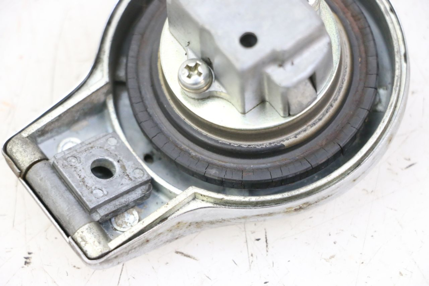 photo de BOUCHON RESERVOIR ESSENCE YAMAHA SR 125 (1982 - 2003) - Gros plan technique