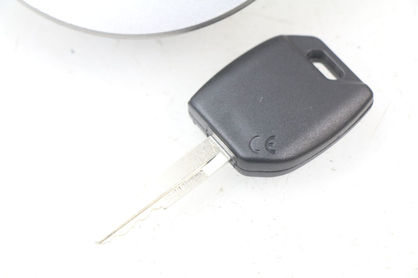 photo de BOUCHON RESERVOIR ESSENCE KAWASAKI Z ABS 750 (2007 - 2013) - État de surface