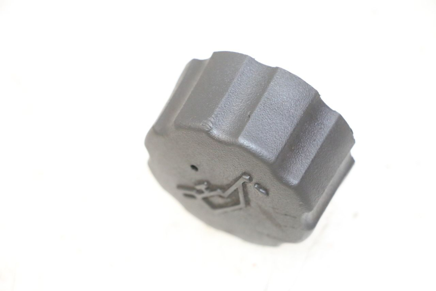 photo de BOUCHON RESERVOIR HUILE PEUGEOT ELYSTAR 50 (2002 - 2014) - Zoom état d’usage