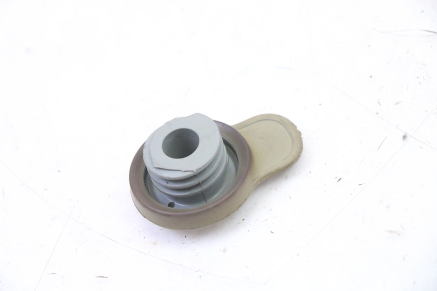 photo de BOUCHON RESERVOIR HUILE YAMAHA JOG R 50 (2004 - 2014) - Zoom état d’usage