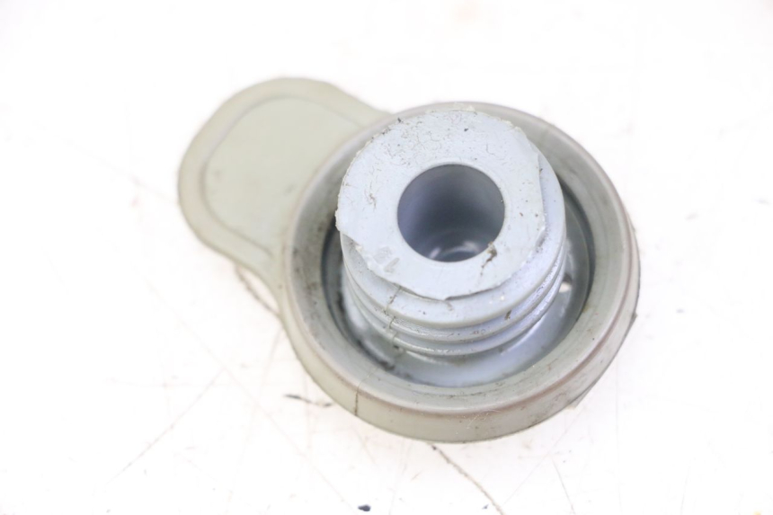 photo de BOUCHON RESERVOIR HUILE MBK BOOSTER SPIRIT NAKED 50 (2004 - 2017) - Zoom état d’usage