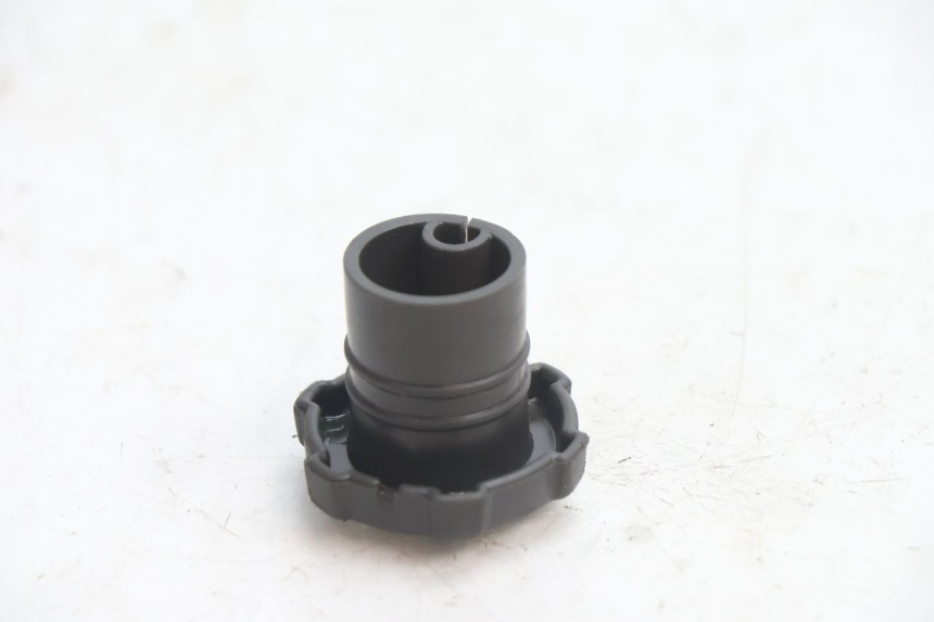 photo de BOUCHON RESERVOIR HUILE PIAGGIO TYPHOON 50 (2000 - 2009) - Autre angle de vue