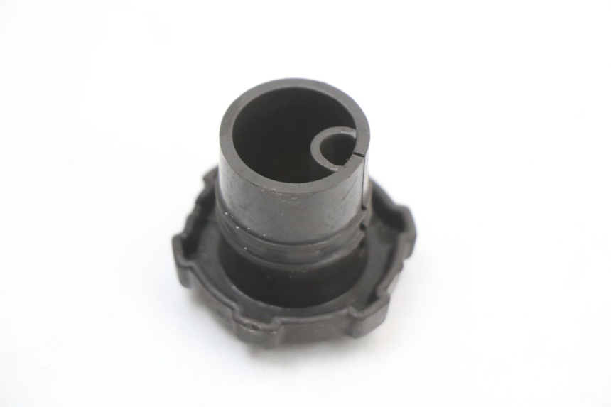 photo de BOUCHON RESERVOIR HUILE PIAGGIO VESPA S 2T 50 (2007 - 2014) - Autre angle de vue