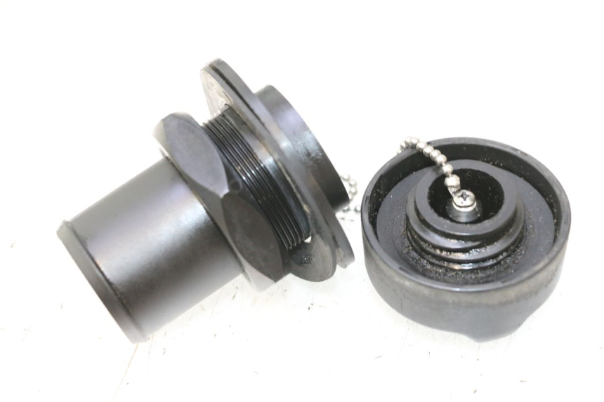 photo de BOUCHON RESERVOIR HUILE YAMAHA WAVE RUNNER GP R 1200 (2000 - 2003) - Autre angle de vue