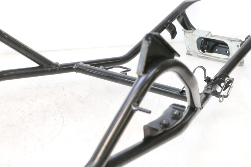 photo de BOUCLE CADRE ARRIERE SUZUKI BURGMAN EXECUTIVE ABS 650 (2006 - 2012) - Autre angle de vue