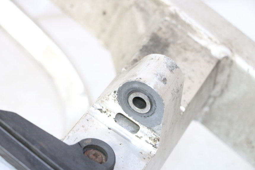 photo de BRAS OSCILLANT HONDA CBR RR FIREBLADE 900 (1992 - 1994) - Gros plan technique