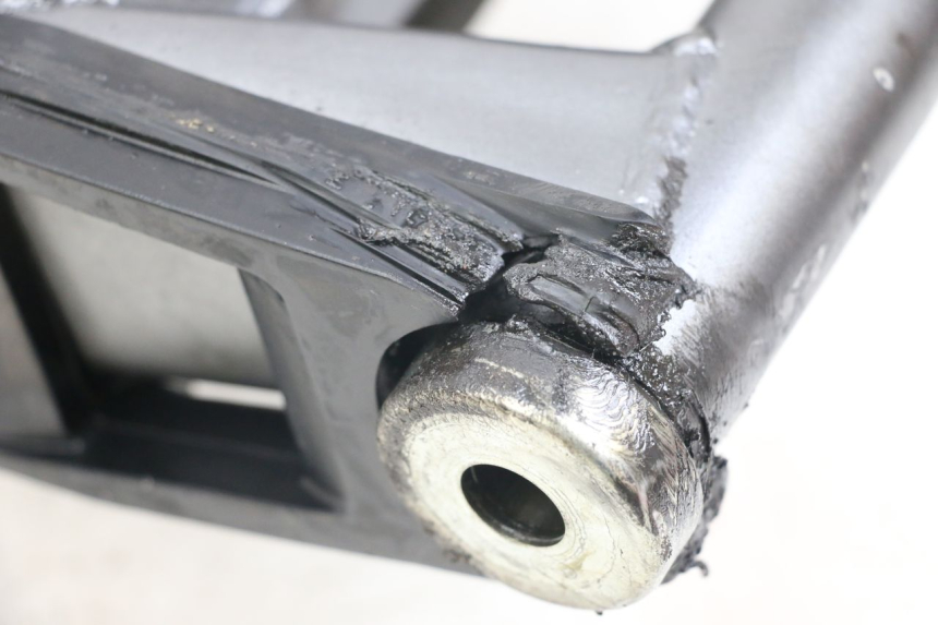 photo de BRAS OSCILLANT YAMAHA XJS DIVERSION 600 (1997 - 1999) - Gros plan technique