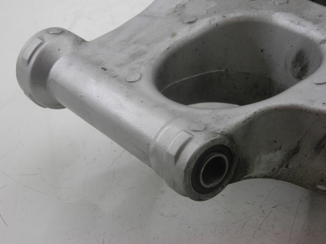 photo de BRAS OSCILLANT YAMAHA FJR 1300 (2004 - 2005) - Gros plan technique