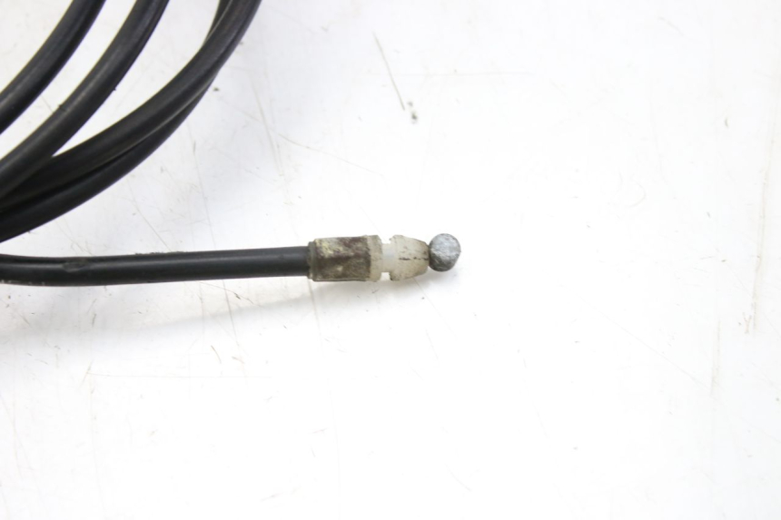 photo de CÂBLE D'OUVERTURE DE SELLE PEUGEOT TWEET 125 (2010 - 2017) - Gros plan technique