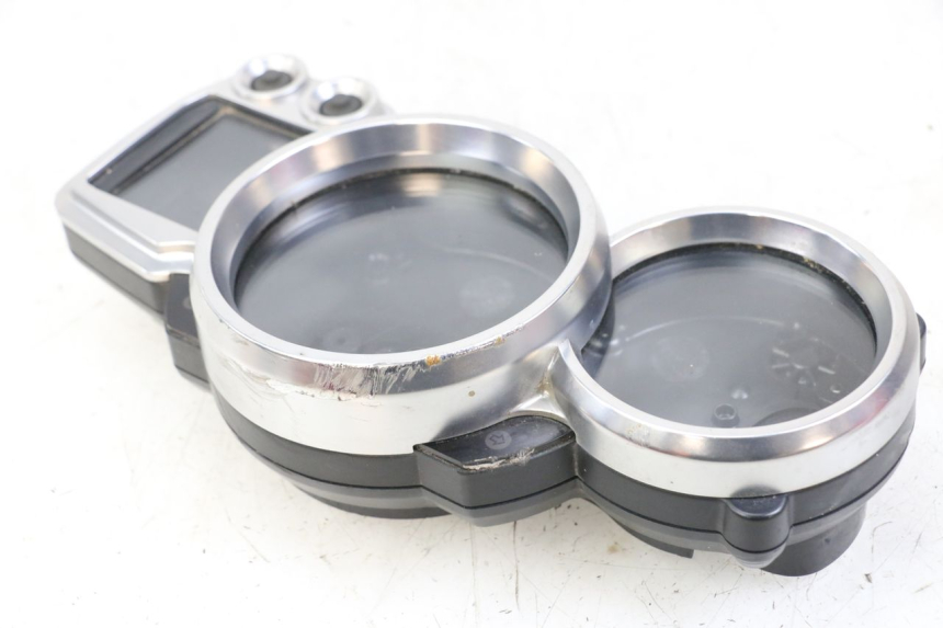 photo de CABOCHON COMPTEUR YAMAHA FJR ABS 1300 (2006 - 2012) - Gros plan technique