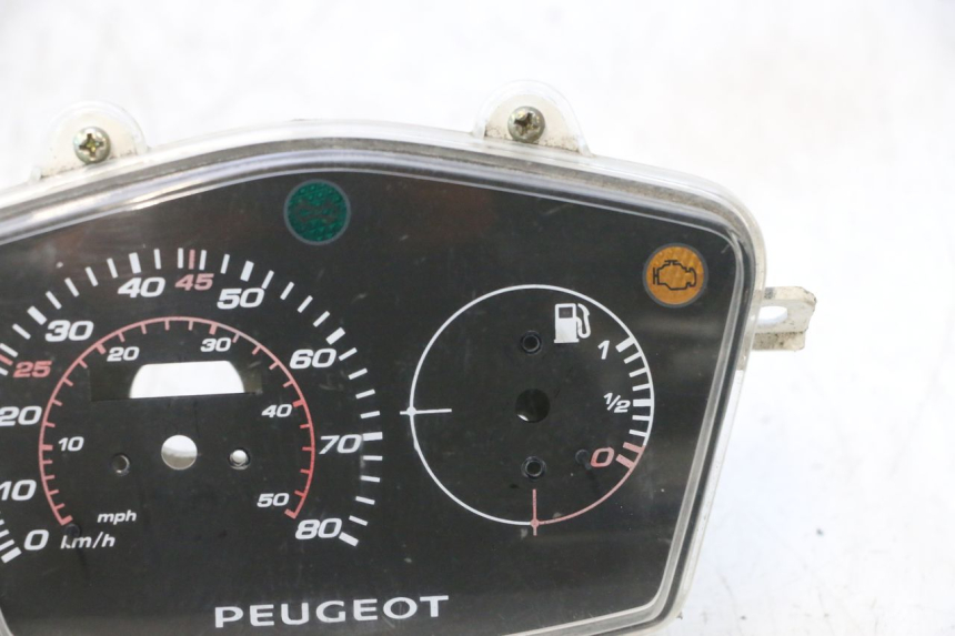 photo de CABOCHON COMPTEUR PEUGEOT KISBEE 4T 50 (2018 - 2022) - Gros plan technique