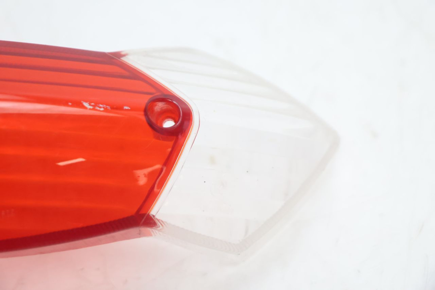 photo de CABOCHON FEU ARRIERE PEUGEOT KISBEE 4T 50 (2010 - 2017) - Points de fixation