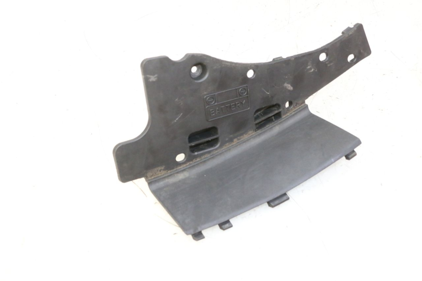 photo de CACHE BATTERIE SUZUKI BURGMAN 125 (2007 - 2014) - Autre angle de vue