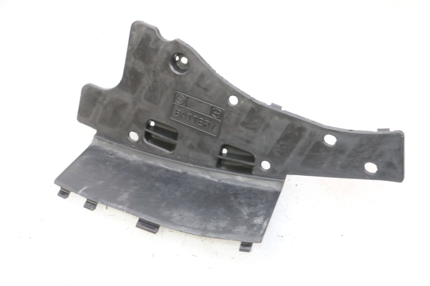 photo de CACHE BATTERIE SUZUKI BURGMAN 125 (2007 - 2014) - Autre angle de vue