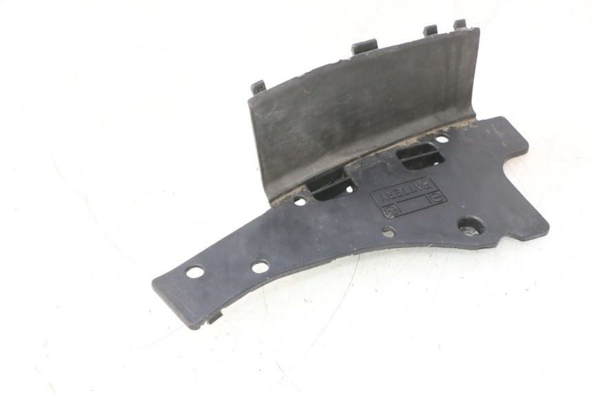 photo de CACHE BATTERIE SUZUKI BURGMAN 125 (2007 - 2014) - Zoom état d’usage