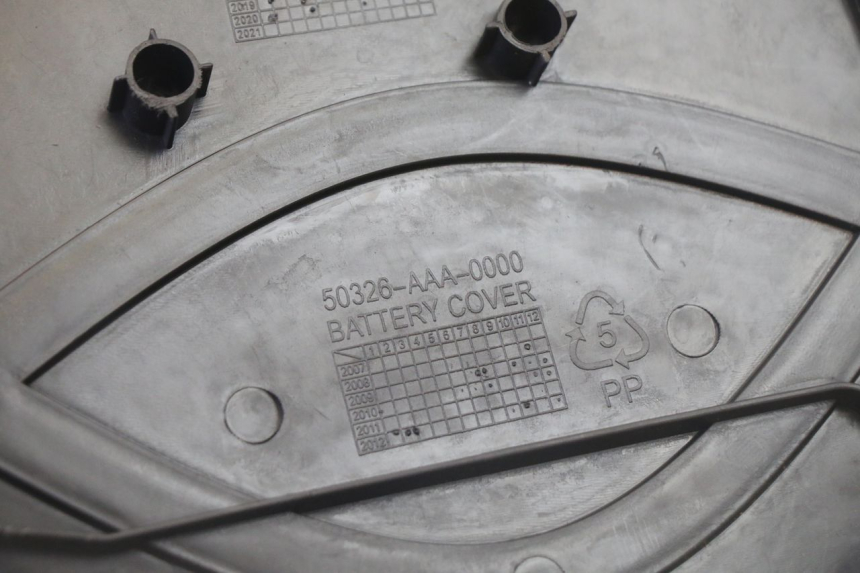 photo de CACHE BATTERIE SYM CROX 4T 50 (2016 - 2023) - Gros plan technique