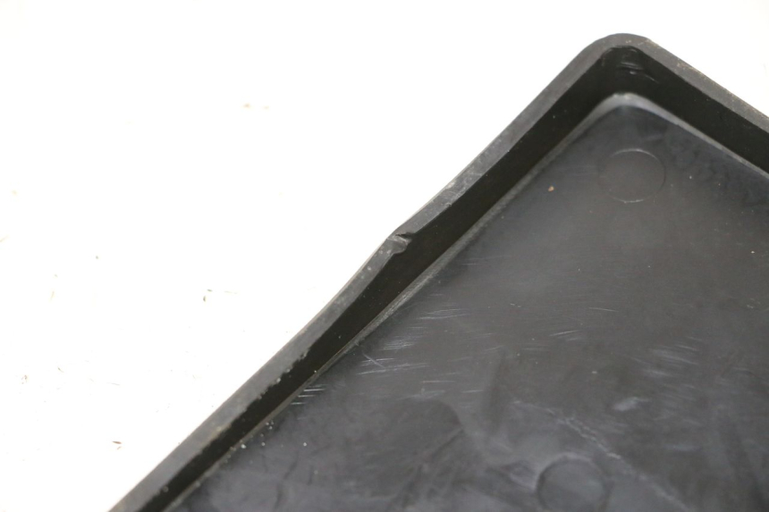 photo de CACHE BATTERIE KEEWAY F-ACT NAKED 50 (2009 - 2014) - Zoom état d’usage