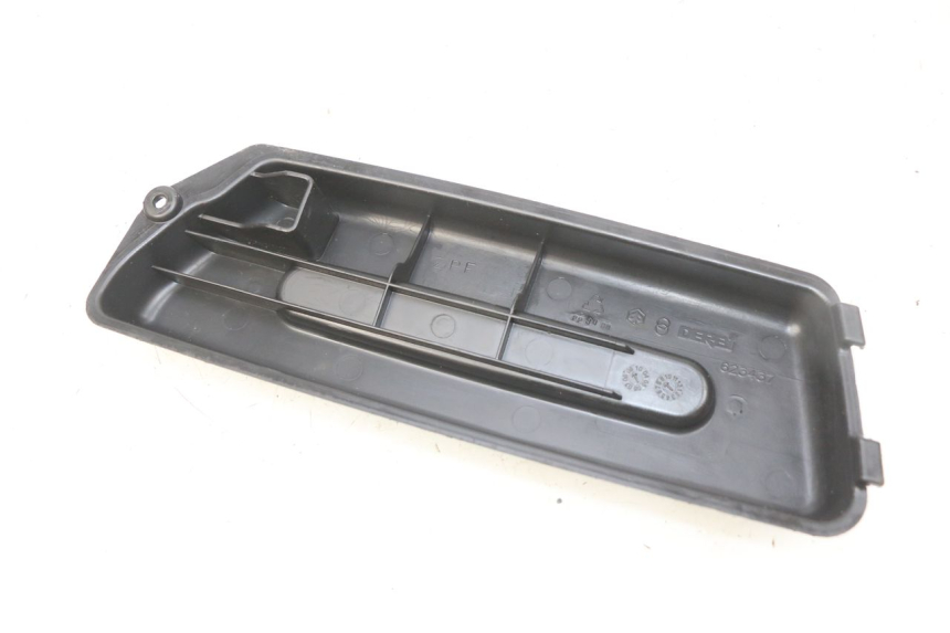 photo de CACHE BATTERIE PIAGGIO FLY 2T 50 (2004 - 2017) - Zoom état d’usage