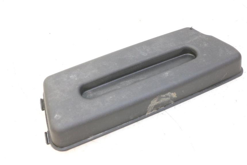 photo de CACHE BATTERIE PIAGGIO FLY 2T 50 (2004 - 2017) - Gros plan technique