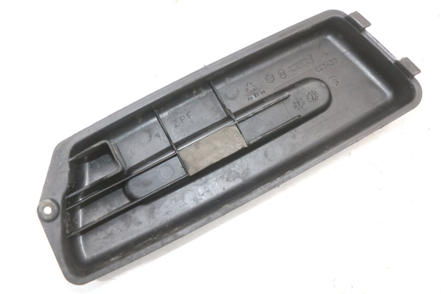 photo de CACHE BATTERIE PIAGGIO FLY 4T 50 (2004 - 2010) - Zoom état d’usage