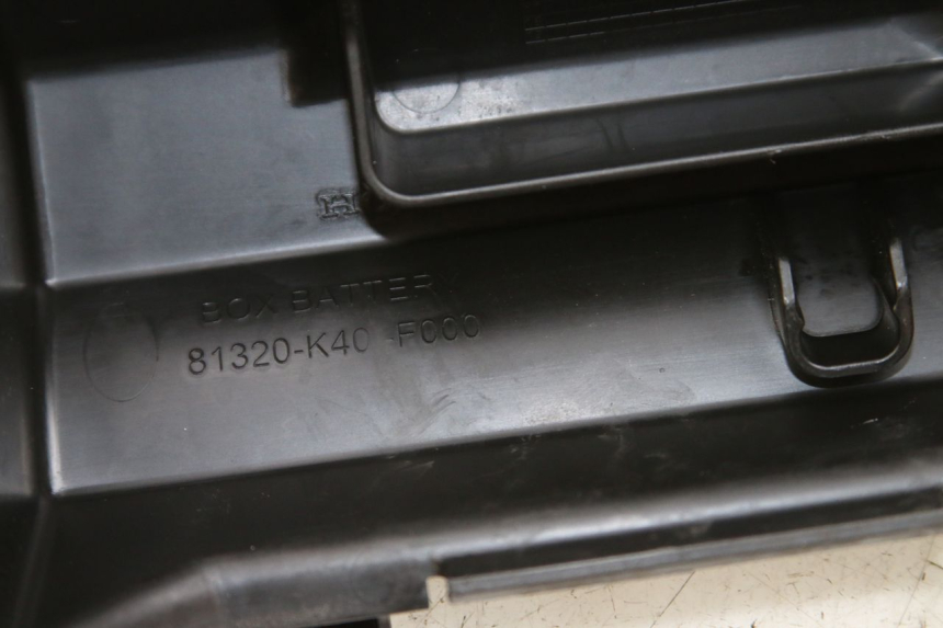 photo de CACHE BATTERIE HONDA FORZA 125 (2015 - 2016) - Détail de la pièce