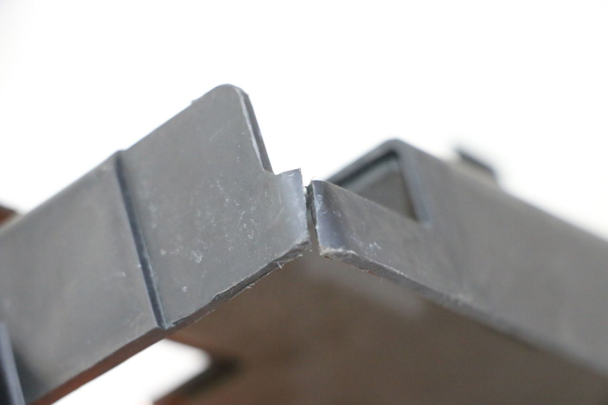 photo de CACHE BATTERIE YAMAHA FZ6 FAZER S2 600 (2007 - 2011) - Zoom état d’usage