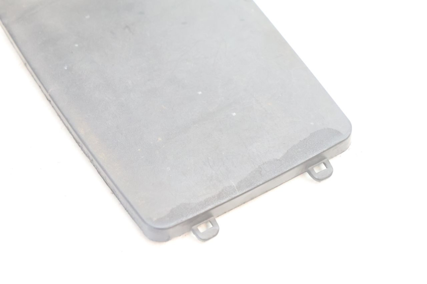 photo de CACHE BATTERIE PEUGEOT KISBEE 2T 50 (2010 - 2017) - Zoom état d’usage