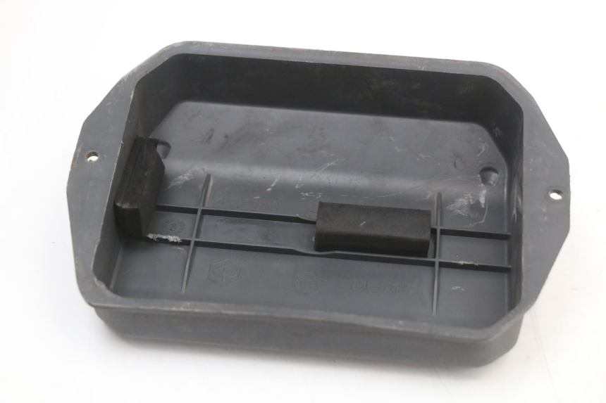 photo de CACHE BATTERIE PIAGGIO LIBERTY 4T 50 (2018 - 2021) - Zoom état d’usage