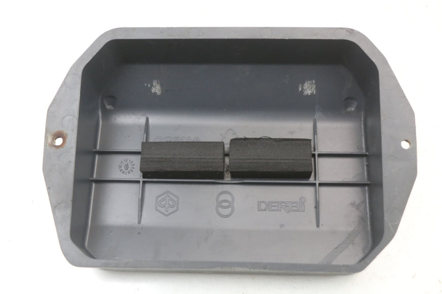 photo de CACHE BATTERIE PIAGGIO LIBERTY 4T 50 (2004 - 2008) - Zoom état d’usage