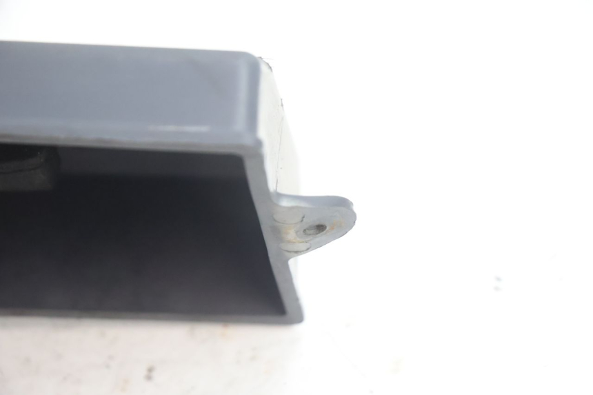 photo de CACHE BATTERIE PIAGGIO LIBERTY 125 (1998 - 2008) - Gros plan technique