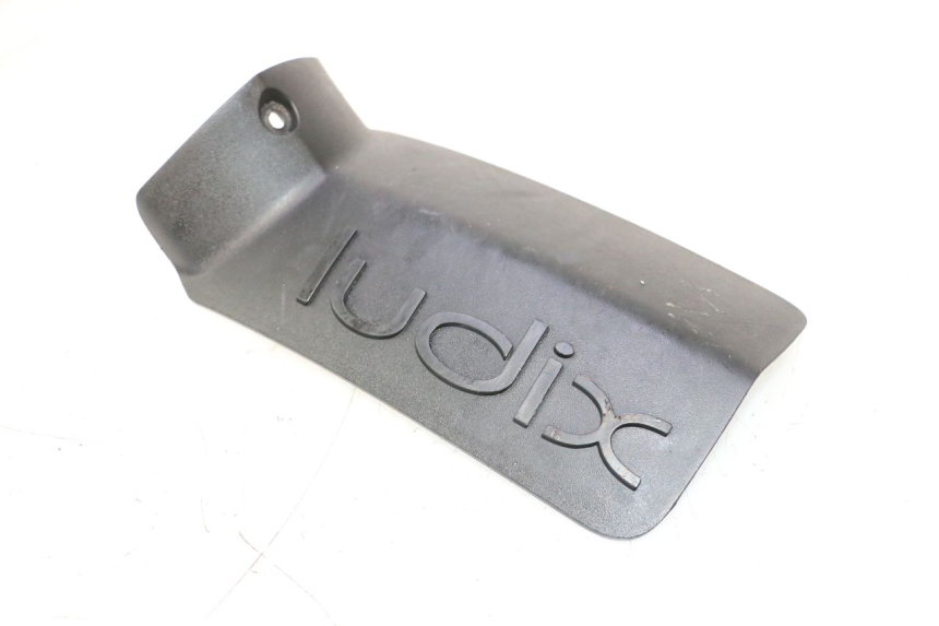 photo de CACHE BATTERIE PEUGEOT LUDIX 50 (2008 - 2017) - Gros plan technique