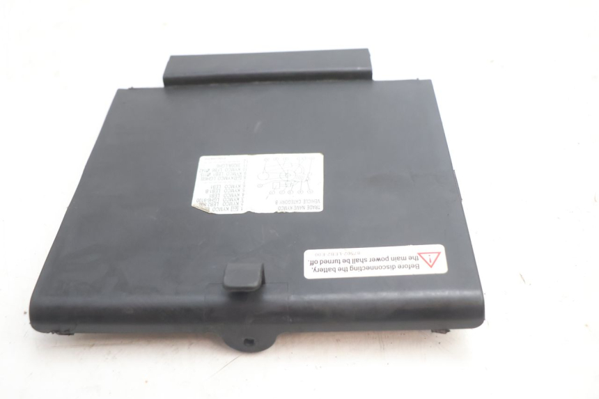 photo de CACHE BATTERIE KYMCO MOVIE S 125 (2009 - 2018) - Gros plan technique