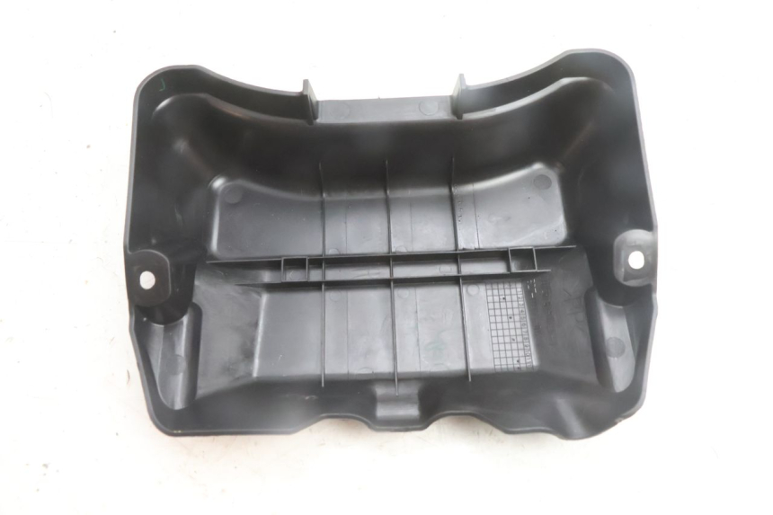 photo de CACHE BATTERIE YAMAHA N-MAX NMAX 125 (2021 - 2024) - Zoom état d’usage