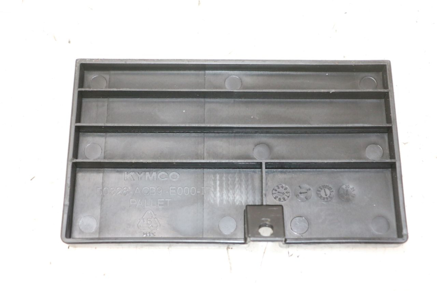 photo de CACHE BATTERIE KYMCO LIKE 4T 50 (2019 - 2025) - Détail de la pièce