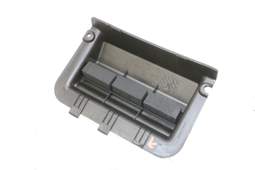 photo de CACHE BATTERIE PIAGGIO NEW TYPHOON 50 (2018 - 2021) - Zoom état d’usage