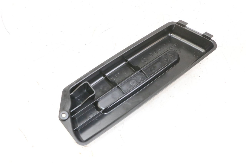 photo de CACHE BATTERIE PIAGGIO FLY 2T 50 (2004 - 2017) - Détail de la pièce