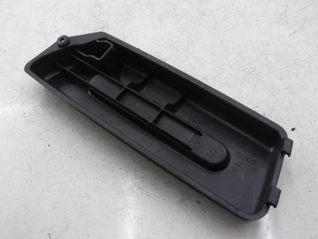 photo de CACHE BATTERIE PIAGGIO FLY 2T 50 (2004 - 2017) - Détail de la pièce