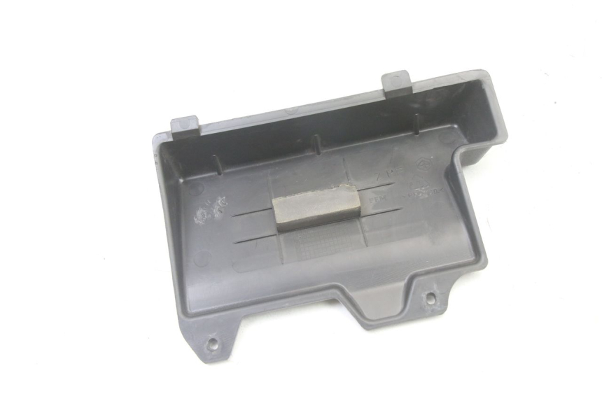 photo de CACHE BATTERIE PIAGGIO ZIP 4T 50 (2018 - 2020) - Zoom état d’usage